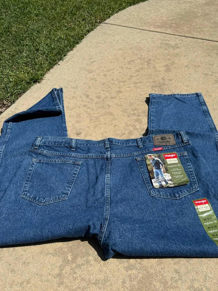 Wrangler NWT Regular Fit-Size 44x32
